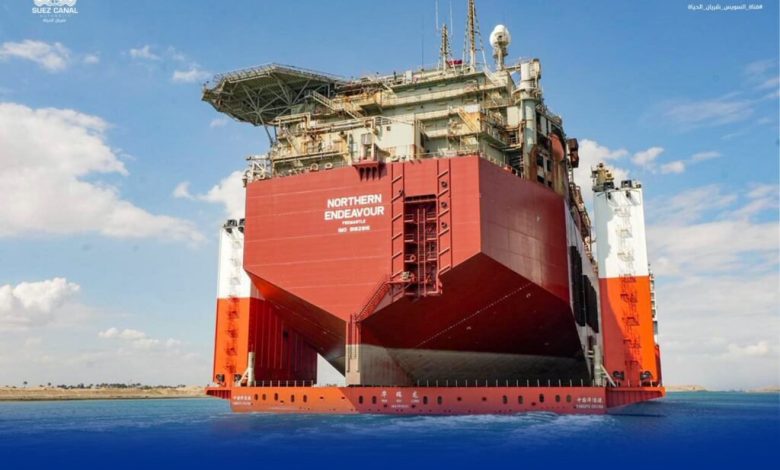 إحدى-أكبر-سفن-حاملات-المثقلات-في-العالم.-قناة-السويس-تشهد-عبور-سفينة-الغطس-hua-rui-long