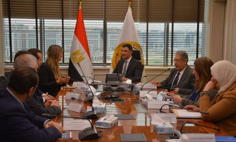  وزير-الصناعة-يستعرض-مع-«مرسيدس-بنز-إيجيبت»-فرص-توطين-صناعة-السيارات-وتعميق-المكون-المحلي