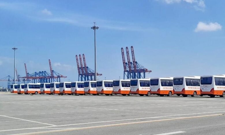 رصيف-محطة-تداول-السيارات-بميناء-شرق-بورسعيد-يشحن-100-حافلة-مُصنّعة-محليًا-الي-دولة-غانا 