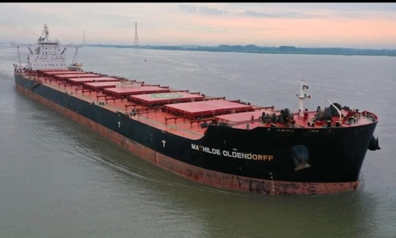 ميناء-شرق-بورسعيد-يستقبل-سفينة-صب-جاف-عملاقة-تحمل-165-ألف-طن-من-خام-الحديد