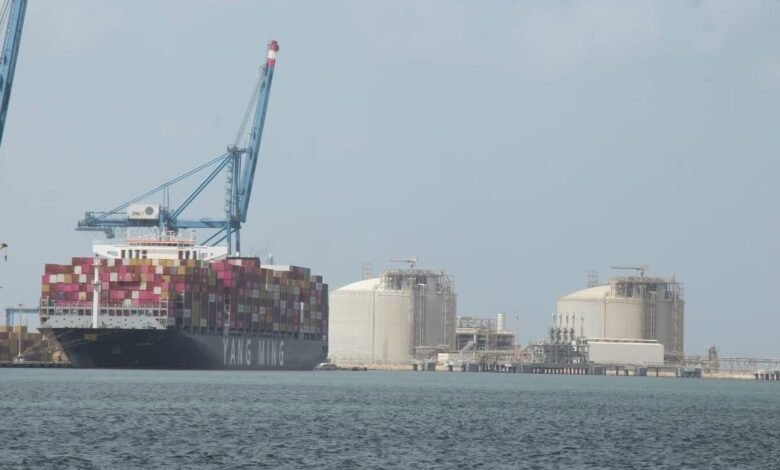 ميناء-دمياط-:-تعمل-بمعدلاته-الطبيعية- رغم-سوء-الأحوال-الجوية 