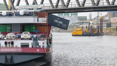 سفينة-حاويات-تصطدم-بجسر-في-ميناء-نويس-الألماني