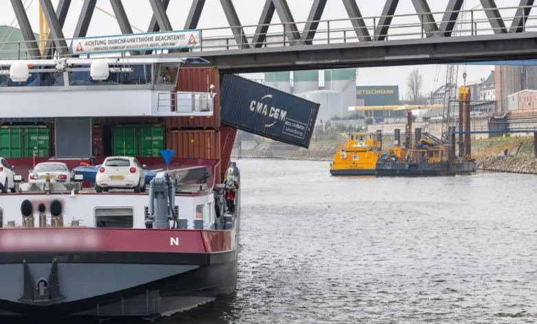 سفينة-حاويات-تصطدم-بجسر-في-ميناء-نويس-الألماني