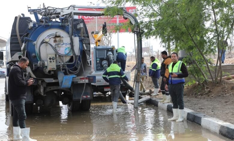 فرق-الطواريء-تواصل-رفع-وشفط-تراكمات-الامطار-من-الطرق-والشوارع-بالقاهرة