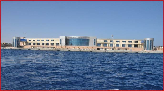 بعد-تحسن-الأحوال-الجوية.-إعادة-فتح-ميناء-السويس-واستئناف-الحركة-الملاحية