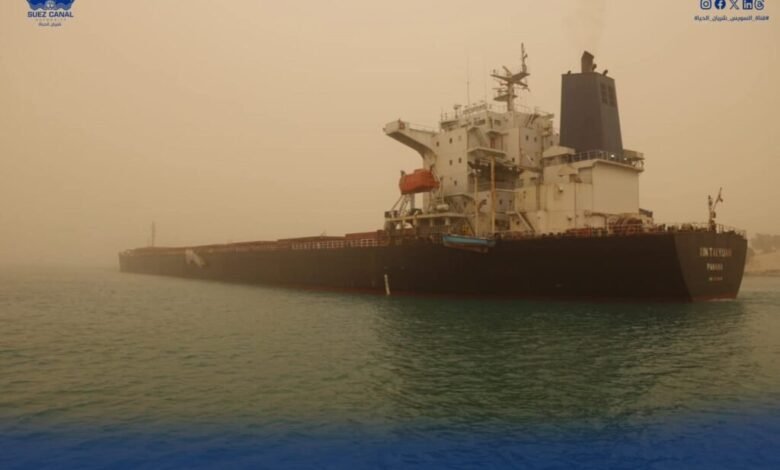 نجاح-جهود-قاطرات-الإنقاذ-البحري-بقناة-السويس-في-تعويم-سفينة-الصب-xin-tain-yuan-بعد-جنوحها-إثر-عطل-فني