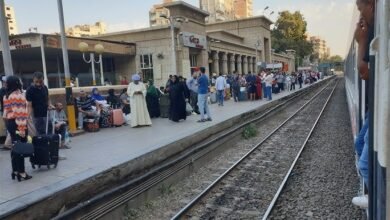 «لازم-تشترى-أكتر-من-حاجة».-استياء-من-المواطنين-لاستغلال-المحلات-التجارية-على-أرصفة-محطة-الجيزة