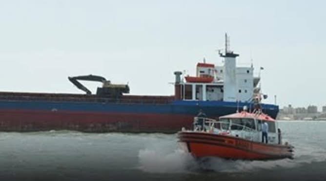 وحدات-قناة-السويس-تنجح-في-إنقاذ-طاقم-صال-خدمات-بحرية-ونقل-شحنته-بعد-اندلاع-حريق-خلالتواجده-بغاطس-السويس