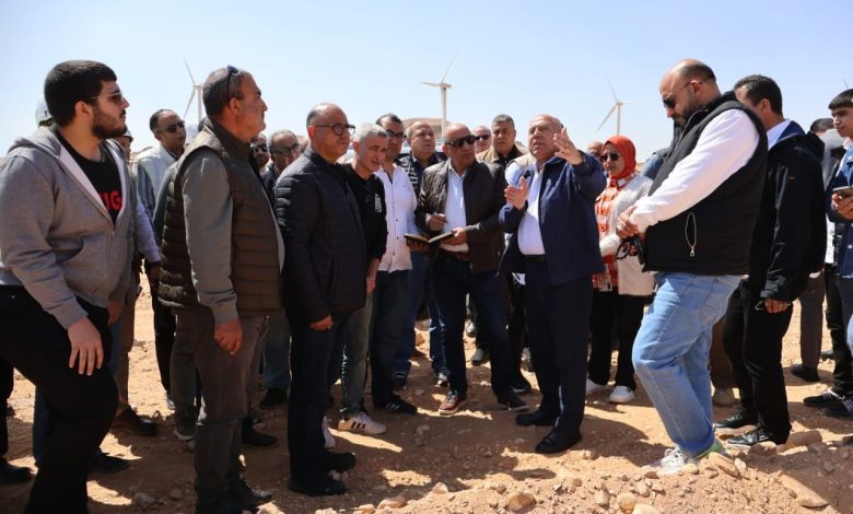 الوزير-وعصمت-في-منطقة-جبل-الجلالة-لبدء-الخطوات-التنفيذية-لتوليد-الكهرباء-من-طاقة-الرياح 