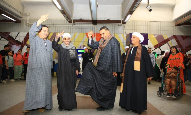 احتفالية-غنائية-ومزمار-بلدي-وفلكلور-صعيدي-تُبهج-جمهور-الركاب-بمحطة-مترو-جامعة-القاهرة