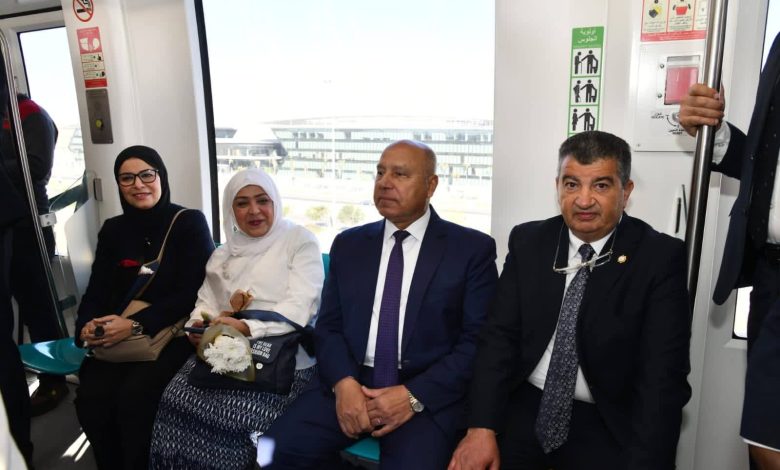 مع-بدء-التشغيل-الرسمي.-وزير-النقل-يستقل-قطار-المونوريل-متوجها-إلى-مقر-الوزارة-بالعاصمة-الجديدة