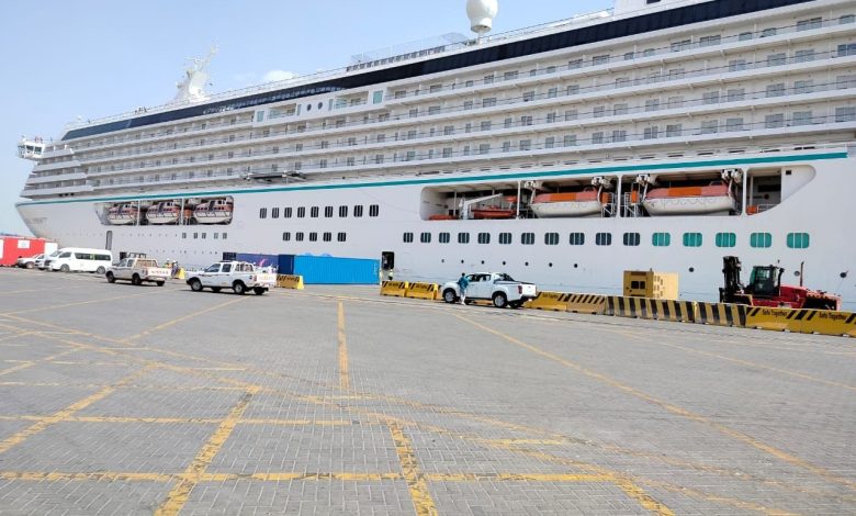  السخنة يستقبل-السفينة-(crystal-serenity)-بحمولة-1100-فرد-،،-وجمال-الدين:-رفع-جاهزية-الميناء لخدمة-كل-القطاعات