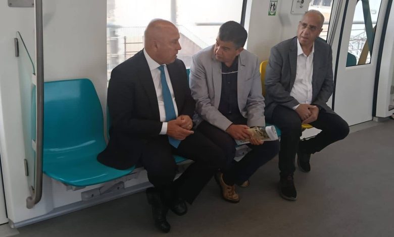 راح-شغله-بالمونوريل.-وزير-النقل-يستقل-قطار-المونوريل-من-محطة-المستثمرين-بالقاهرة-الجديدة-إلى-مقر-الوزارة-بالعاصمة-الجديدة