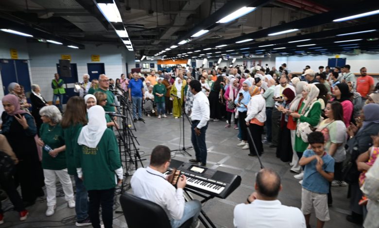 فوق-سن-ال-60.-كورال-من-كبار-السن-يحيون-حفل-غنائي-محطة-مترو-انفاق-«-هليوبلس-»