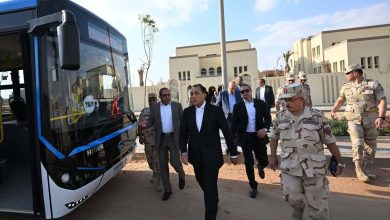 مدبولي-يستقل-الأتوبيس-المخصص-للموظفين-ويتفقد-عدد-من-مشروعات-العاصمة-الجديدة