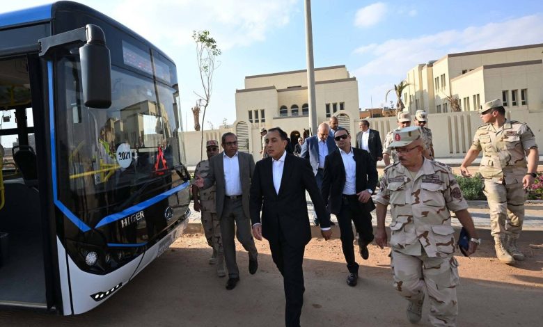 مدبولي-يستقل-الأتوبيس-المخصص-للموظفين-ويتفقد-عدد-من-مشروعات-العاصمة-الجديدة